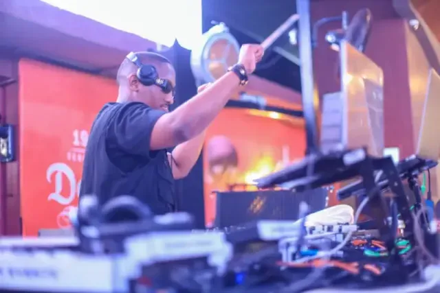 DJ Vans mashes up the place