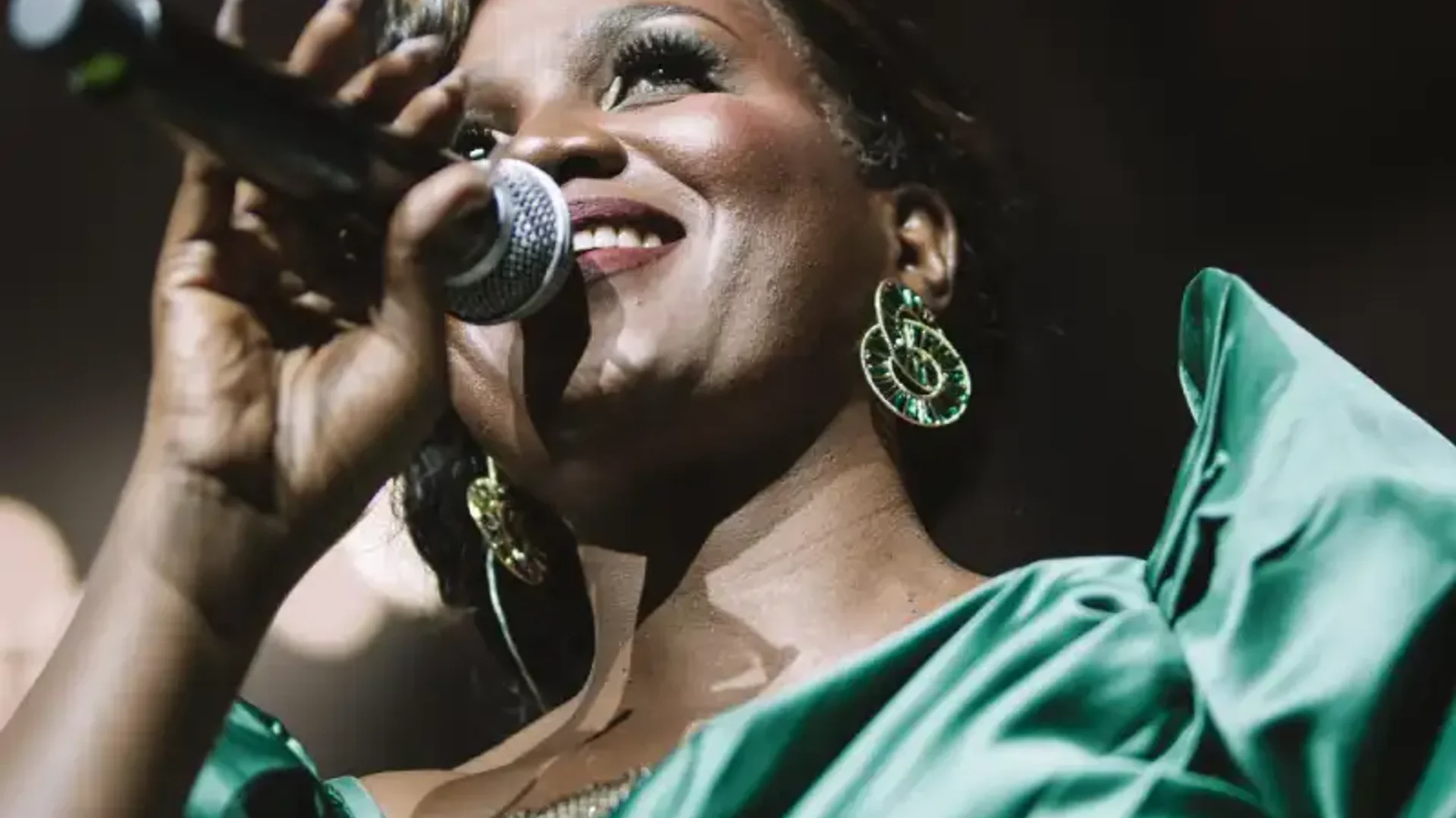 Naava Grey Performing Live