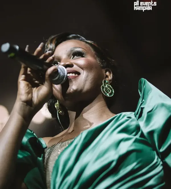 Naava Grey Performing Live
