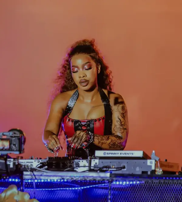 Etania Mutoni playing at her show