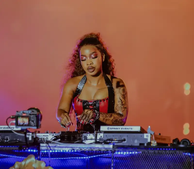 Etania Mutoni playing at her show